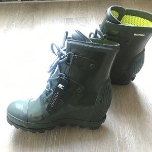 Sorel Rain Wedge Boot Gloss Joan - Nori, Zest 7.5